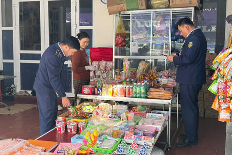 Đội QLTT số 2, Chi cục Quản lý thị trường Lai Châu: Tăng cường công tác kiểm tra, giám sát, tuyên truyền, ký cam kết đối với các cơ sở kinh doanh thực phẩm trên địa bàn được phân công phụ trách