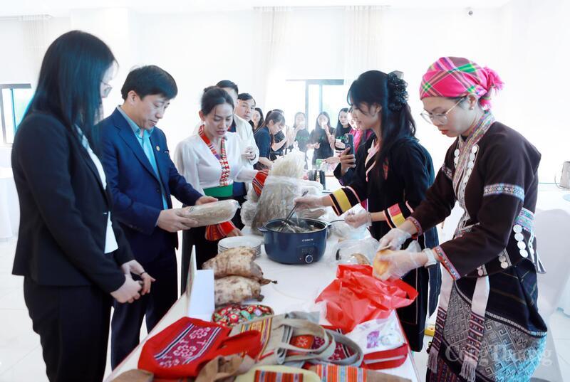 Khu trưng bày các sản phẩm đặc trưng của tỉnh Lai Châu tại sự kiện