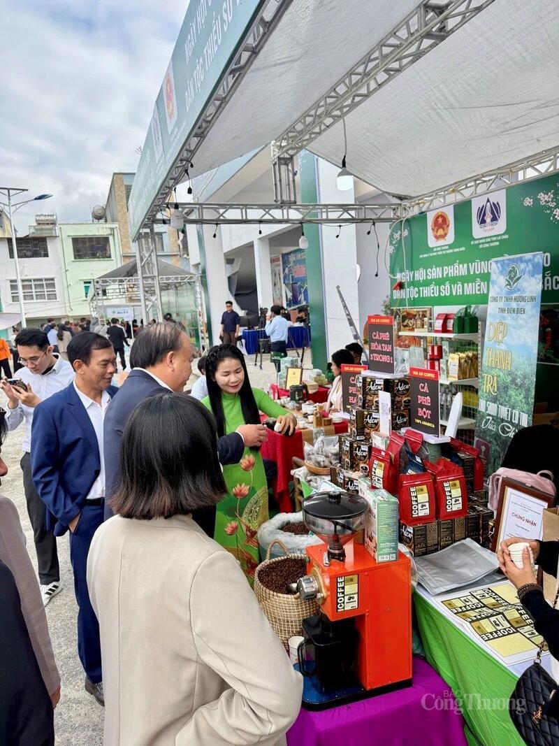 Ông Trần Hữu Linh - Cục trưởng Cục Quản lý và Phát triển thị trường trong nước (Bộ Công Thương) cùng du khách tham quan và thưởng thức cà phê Hải An (tỉnh Điện Biên)