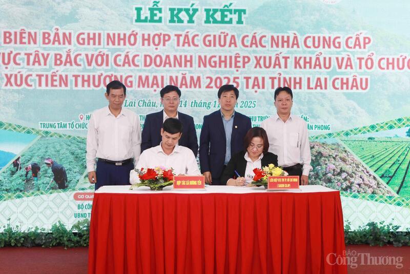 Đại diện lãnh đạo các Sở Công Thương, Sở Tài chính Lai Châu, Điện Biên chứng kiến lễ ký kết biên bản ghi nhớ "Hỗ trợ tiêu thụ nông sản tỉnh Lai Châu".